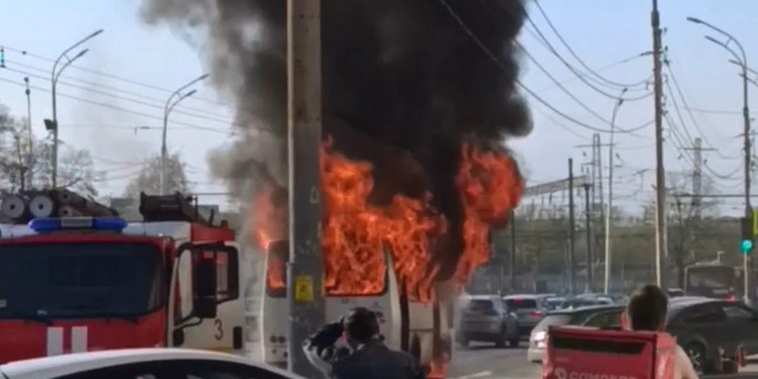 Появились видео и фото полыхающего в Рязани автобуса