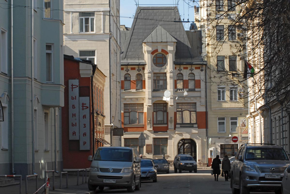 Вид на главную достопримечательность Трехпрудного переулка - скоропечатню Левенсона. Фото Елены Головань.