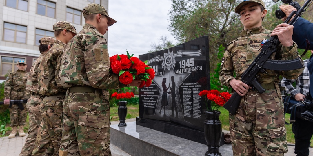 ЛУКОЙЛ помог воплотить идею: в школе № 55 открыли мемориал выпускникам фронтовикам