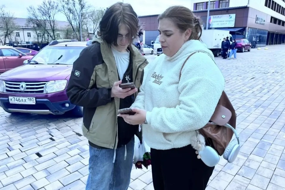    Добровольцы помогают жителям разобраться в сути проекта и проголосовать за объекты, которые нуждаются в благоустройстве. Фото: ТГ/Кольцов