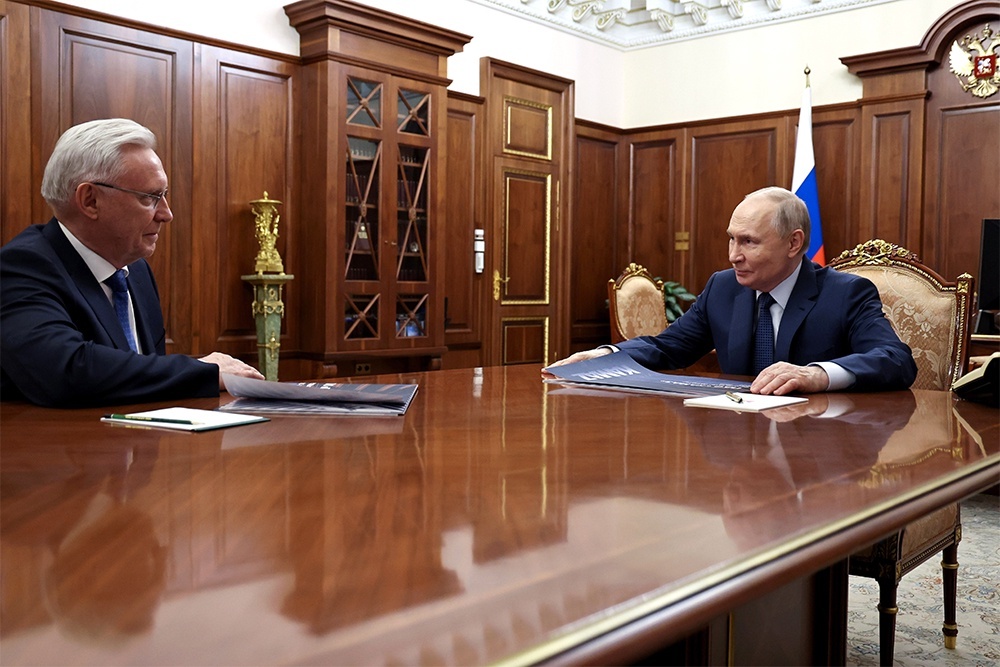    Владимир Путин на встрече с Сергеем Когогиным заметил, что ему понравился новый грузовик К5. / РИА Новости