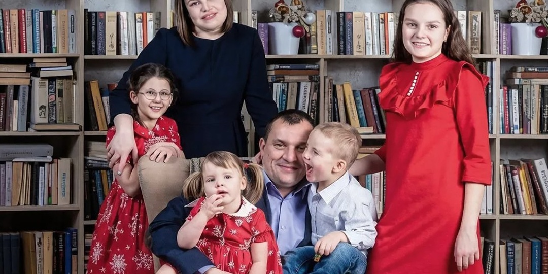 «А вы меня сможете забрать?» Как Анна и Сергей Котельниковы стали родителями четверых