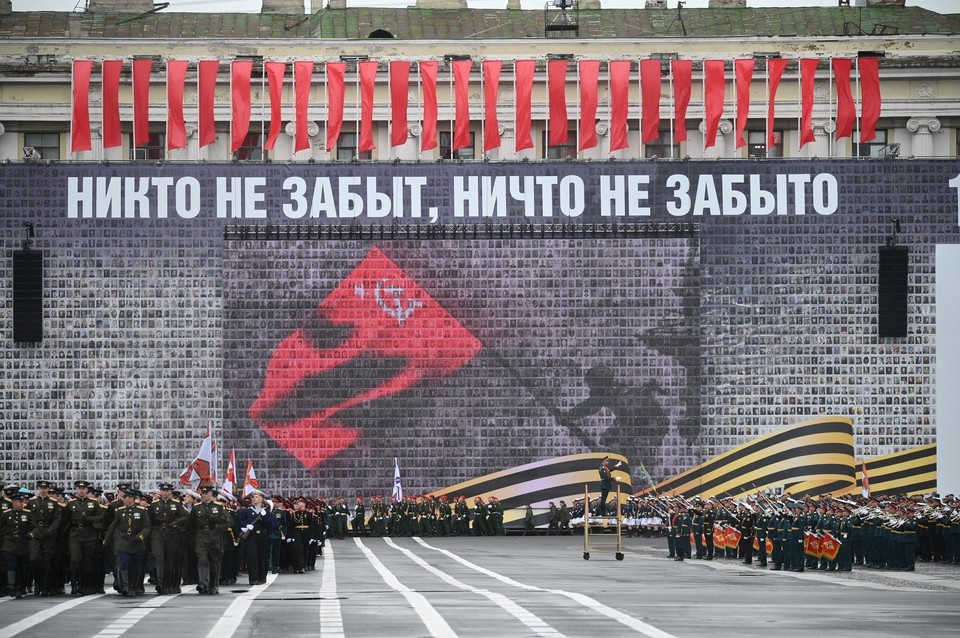   В этом году парад пройдет без тяжелой военной техники, но планируется статичный показ техники "Ленрезерва". Алексей БУЛАТОВ