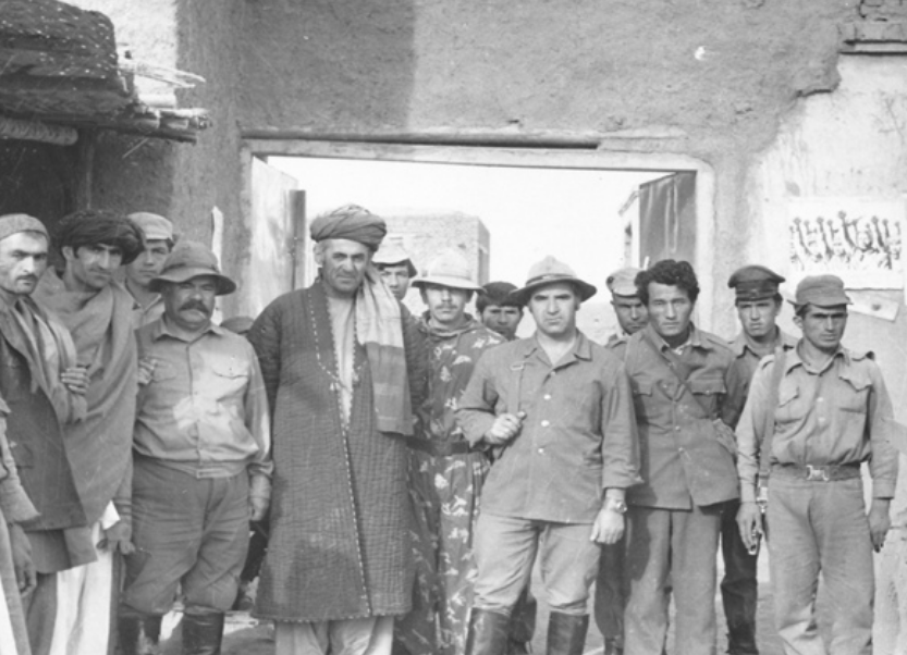 Дружеская встреча советских пограничников с жителями городка Рустак. Афганистан, 1983