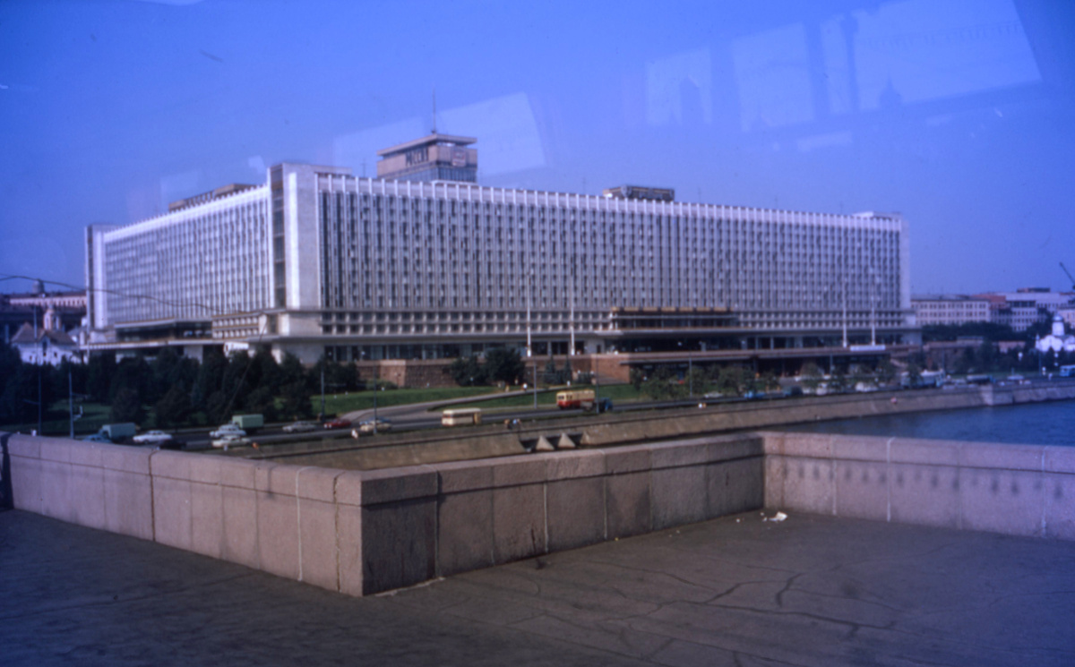 1960-ые годы, вид на гостиницу «Россия» с моста. Фото Томас Тейлор Хаммонд с сайта wikimedia (лицензия Creative Commons Attribution-Share Alike 4.0 International)