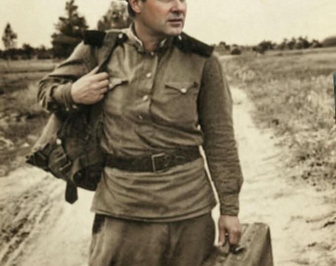 Сентябрь 1944. Отец вернулся с войны не героем, а калекой, променяв нас на сварливую вдову с крикливым голосом и тяжелой рукой
