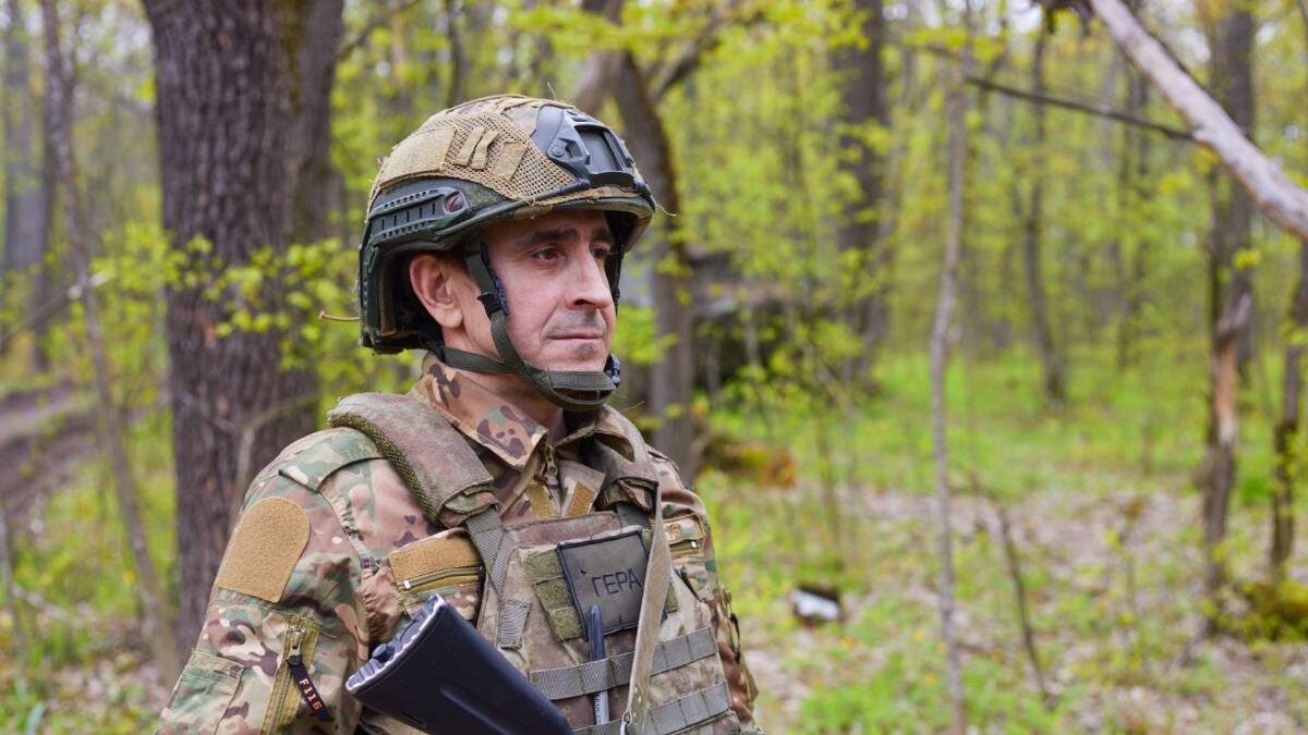   Водитель артиллерийского отряда «Шторм» 83-го мотострелкового полка группировки войск «Север» с позывным «Гера» на передовой / Фото: Марат Чернышов