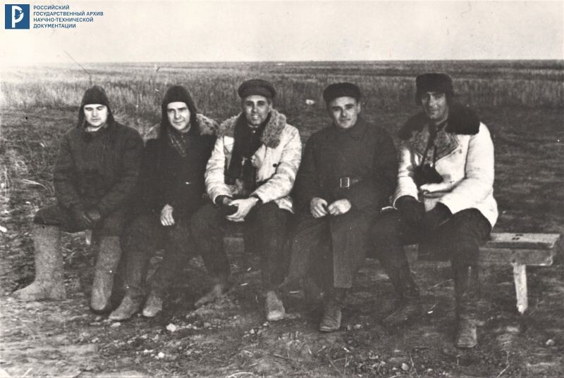 Члены Совета главных конструкторов В.П. Глушко, М.С. Рязанский, В.П. Бармин, С.П. Королев, В.И. Кузнецов (слева направо) в день первого пуска ракеты А-4 на полигоне Капустин Яр. 18 октября 1947 г. РГАНТД. Ф. 211. Оп. 14-10. Д. 213. Л. 1.