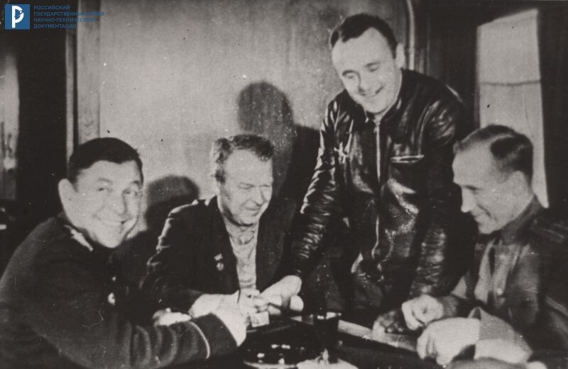 В.И. Вознюк, С.И. Ветошкин, С.П. Королев и другие (слева направо) на заседании Государственной комиссии в вагоне спецпоезда. Полигон Капустин Яр. 1948 г. РГАНТД. Ф. 211. Оп. 14-10. Д. 222. Л. 2.