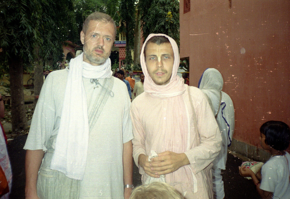 Индупати дас и Яшодакумар прабху. Навадвипа  2003