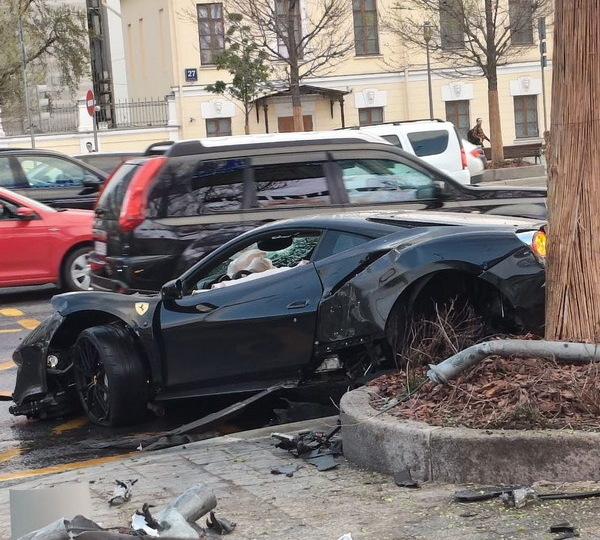 Автомобиль Navai снес светофор на Зубовском бульваре