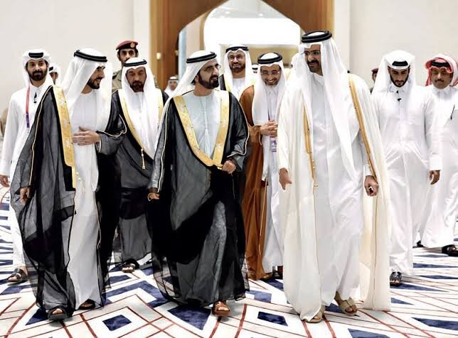 Классическая одежда шейхов. Источник: https://anyships.com/ru/articles/who-are-the-sheikhs-in-dubai-and-where-they-live/