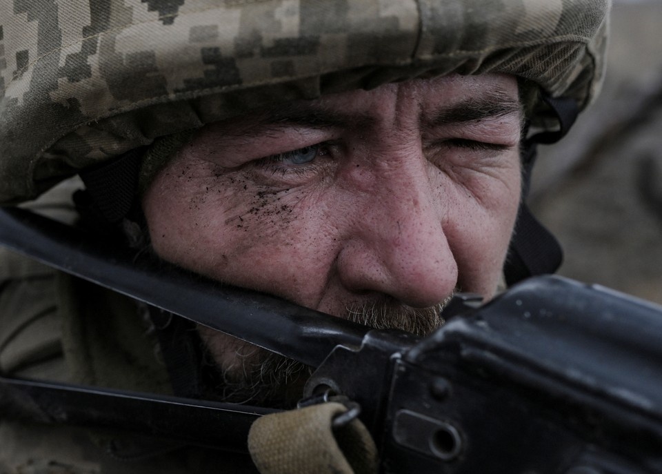    Эвакуированная из Красноармейска местная жительница рассказала, как боевики ВСУ охотились на людей REUTERS