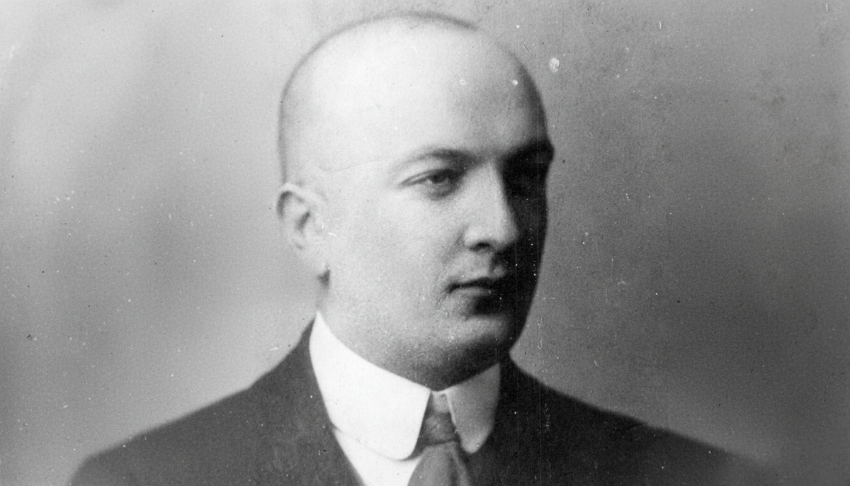 Владислав Эдмундович Дзержинский. Источник фото: https://wiki2.org/ru/Файл:Dzierzynski_Wladyslaw_w_garniturze_1920_jpg
