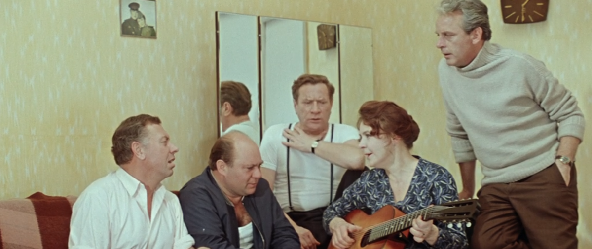 Кадр из кинофильма "Белорусский вокзал", 1970 г., режиссер Андрей Смирнов, сценарист Вадим Трунин, композиторы Альфред Шнитке, Булат Окуджава, Петр Морозов, Юрий Будилов (скриншот)