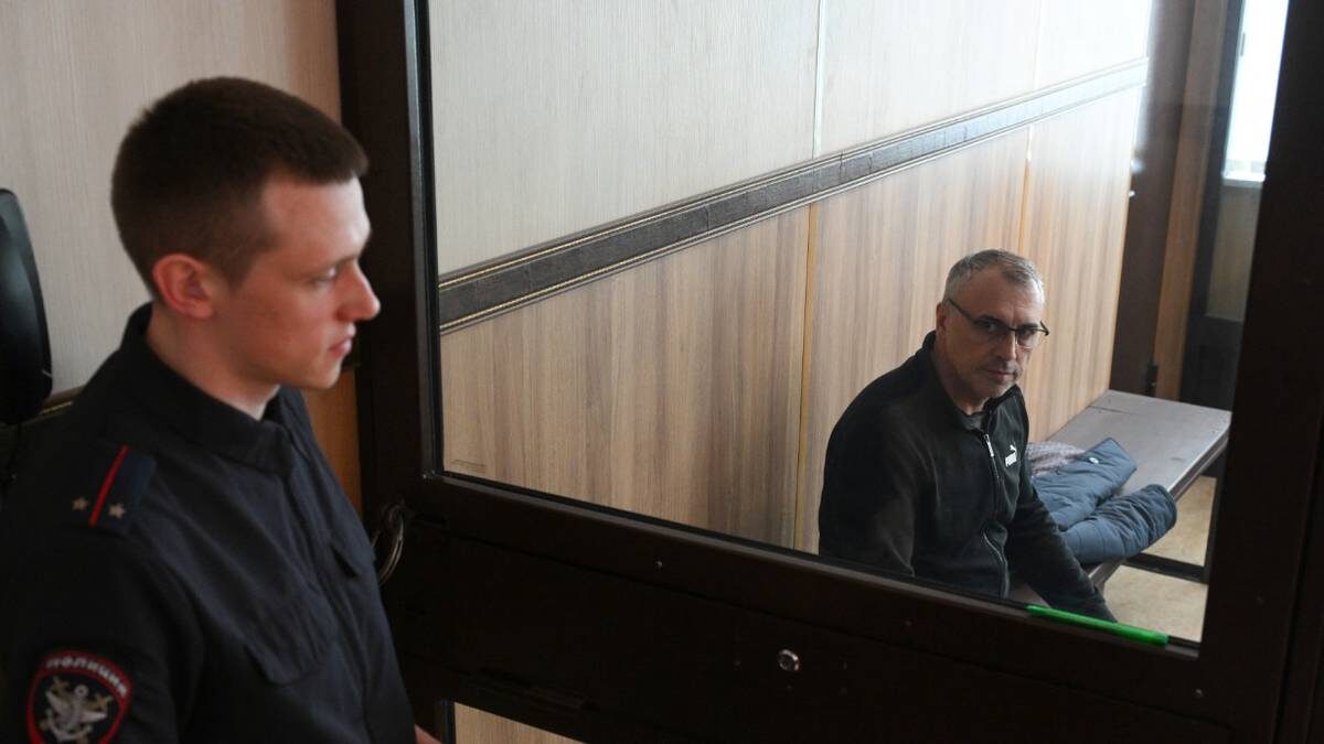    Глава Западно-Сибирской железной дороги Александр Грицай в Ленинском районном суде Новосибирска. Он был задержан по подозрению в получении взятки в особо крупном размере / Фото: Александр Кряжев / РИА Новости