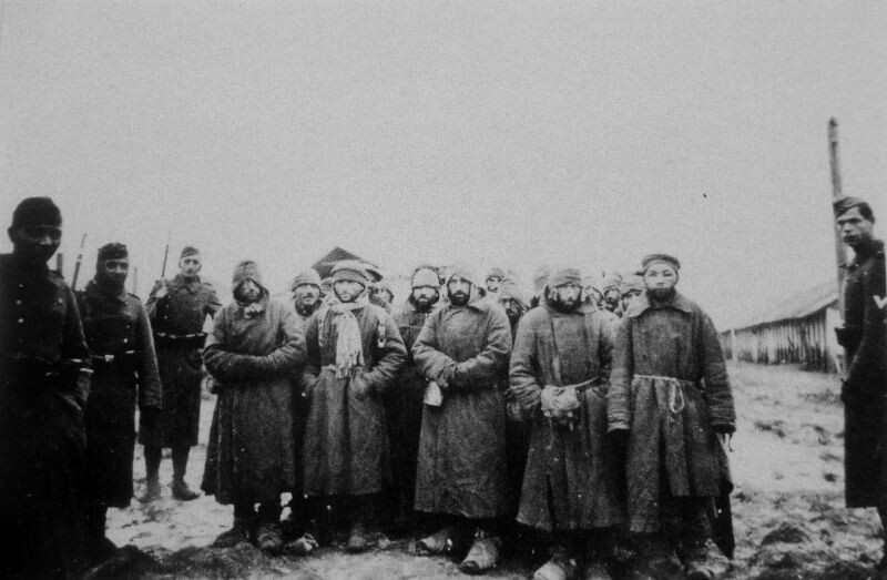 Советские военнопленные перед расстрелом в лагере в Адабаше, 1941 — 1942 гг. 