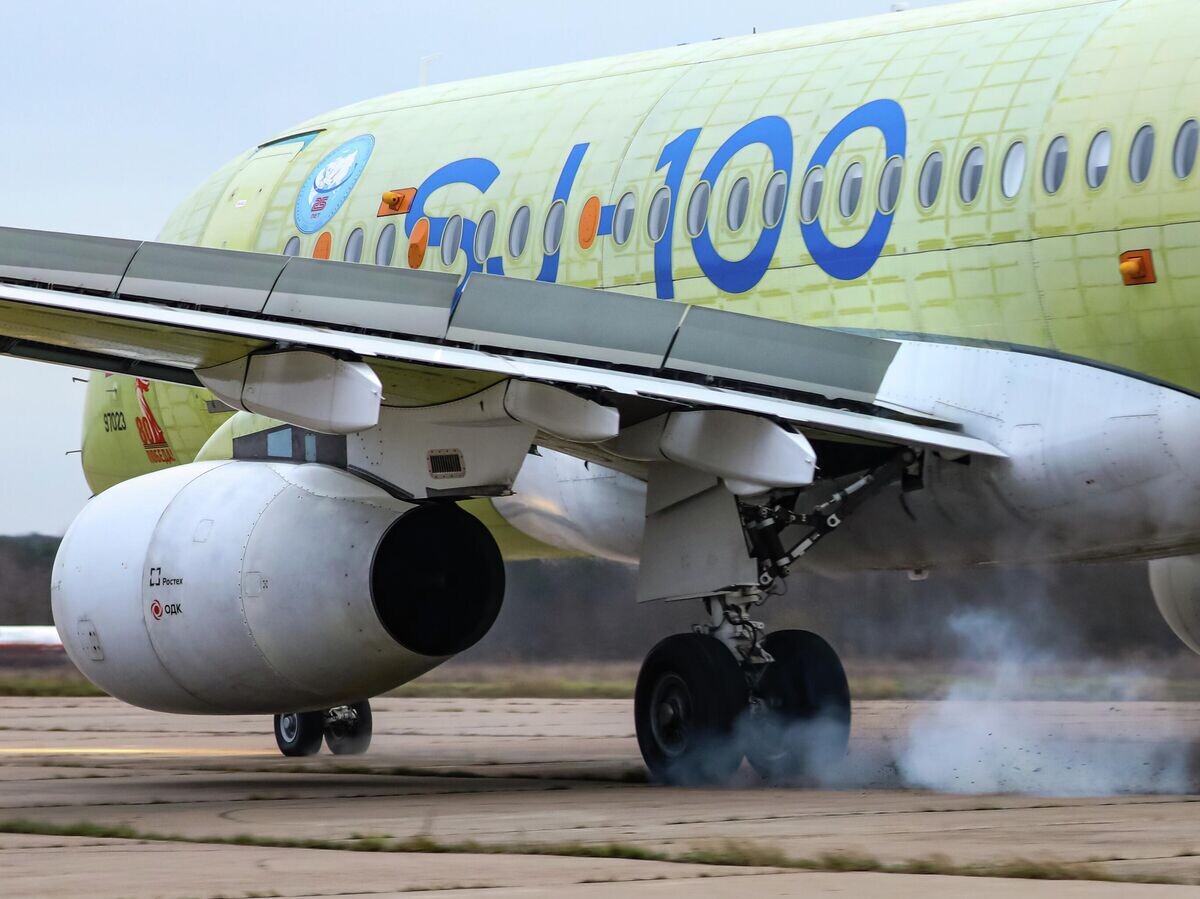    Импортозамещенный самолет Superjet-100 с двигателями ПД-8 на аэродроме Лётно-исследовательского института имени Громова в городе Жуковский | © РИА Новости / пресс-служба ОАК