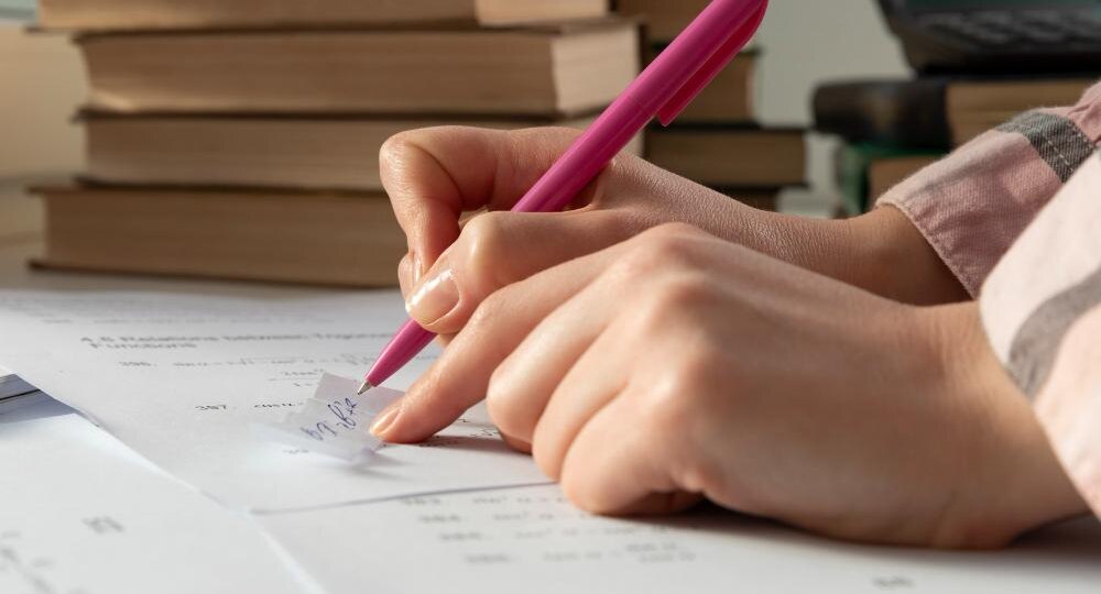 Родители новосибирских выпускников сдали пробный ЕГЭ по русскому языку