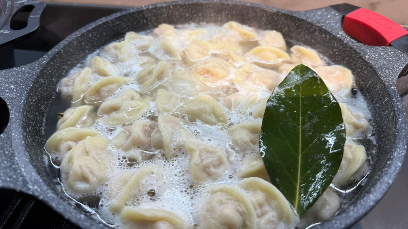 Одна ложка на кастрюлю — и пельмени никогда не разварятся: вкус лучше даже у магазинных полуфабрикатов