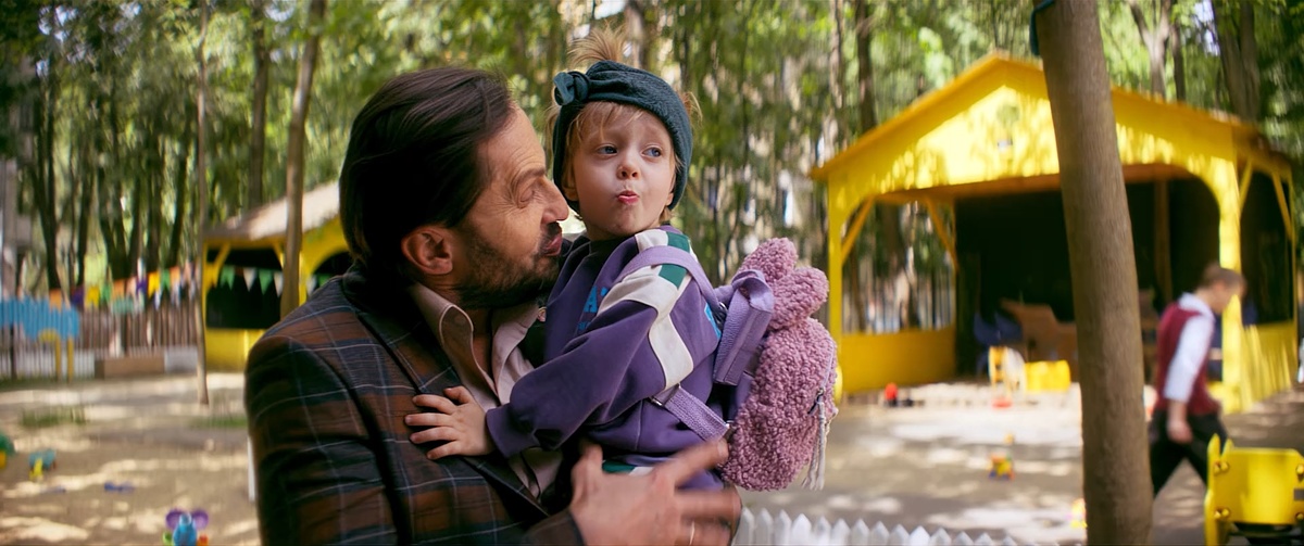 Кадр из фильма "Папа может" на территории детского сада Violet Garden