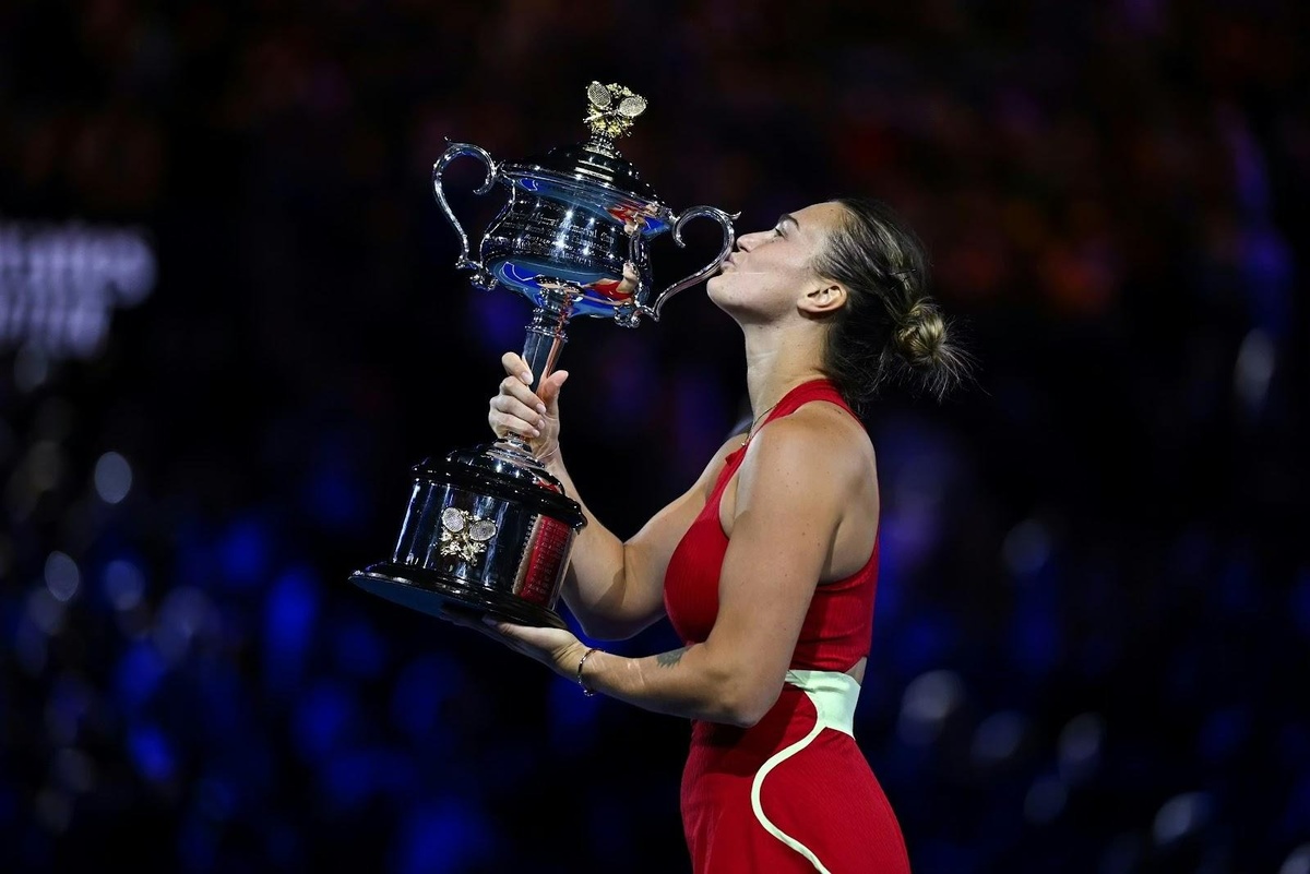 Арина Соболенко целует трофей Australian Open 2024 — второй подряд «Большой шлем» в карьере. Источник: rolandgarros.com