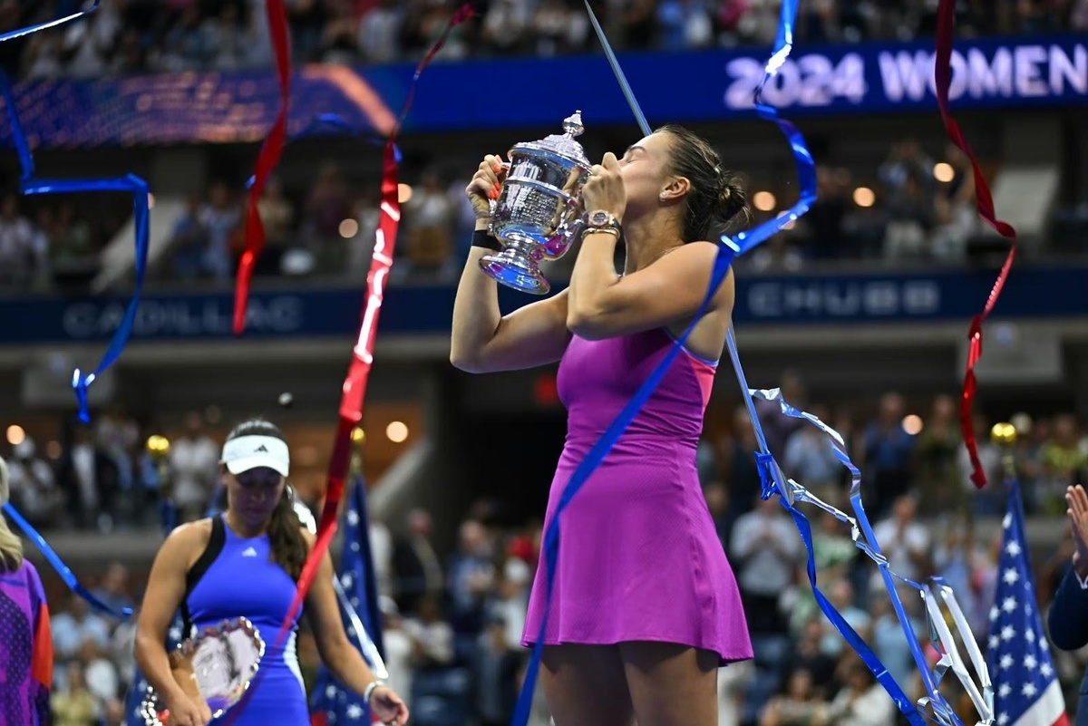 Арина Соболенко с трофеем US Open 2024 под дождём серпантина — третий «Большой шлем». Источник: rolandgarros.com