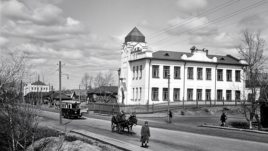 Городская начальная школа по ул. Большевистская, 45. Новониколаевск. Историческая фотография.