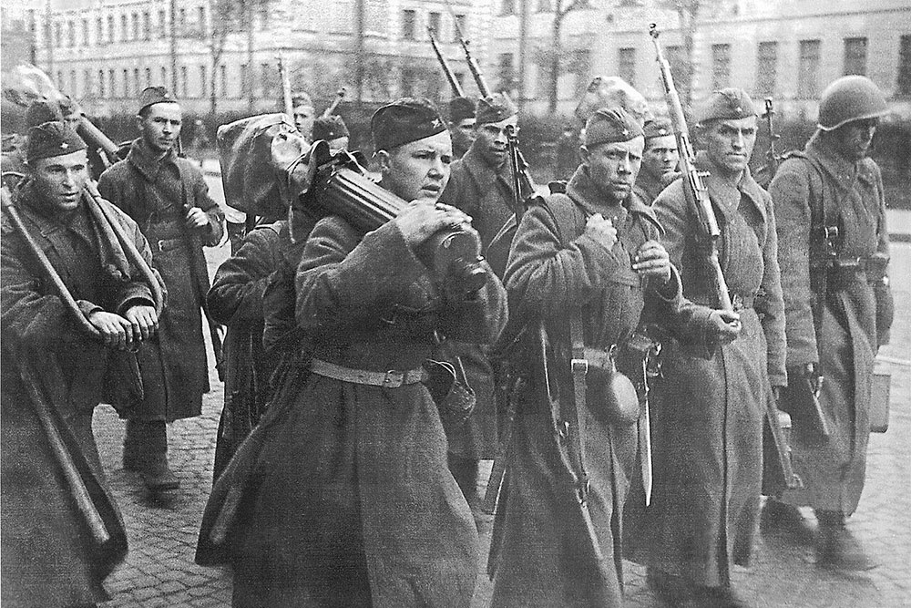    На переднем плане справа - военнослужащий РККА с автоматической винтовкой Симонова АВС-36. / Фото: Георгий Коновалов / ТАСС