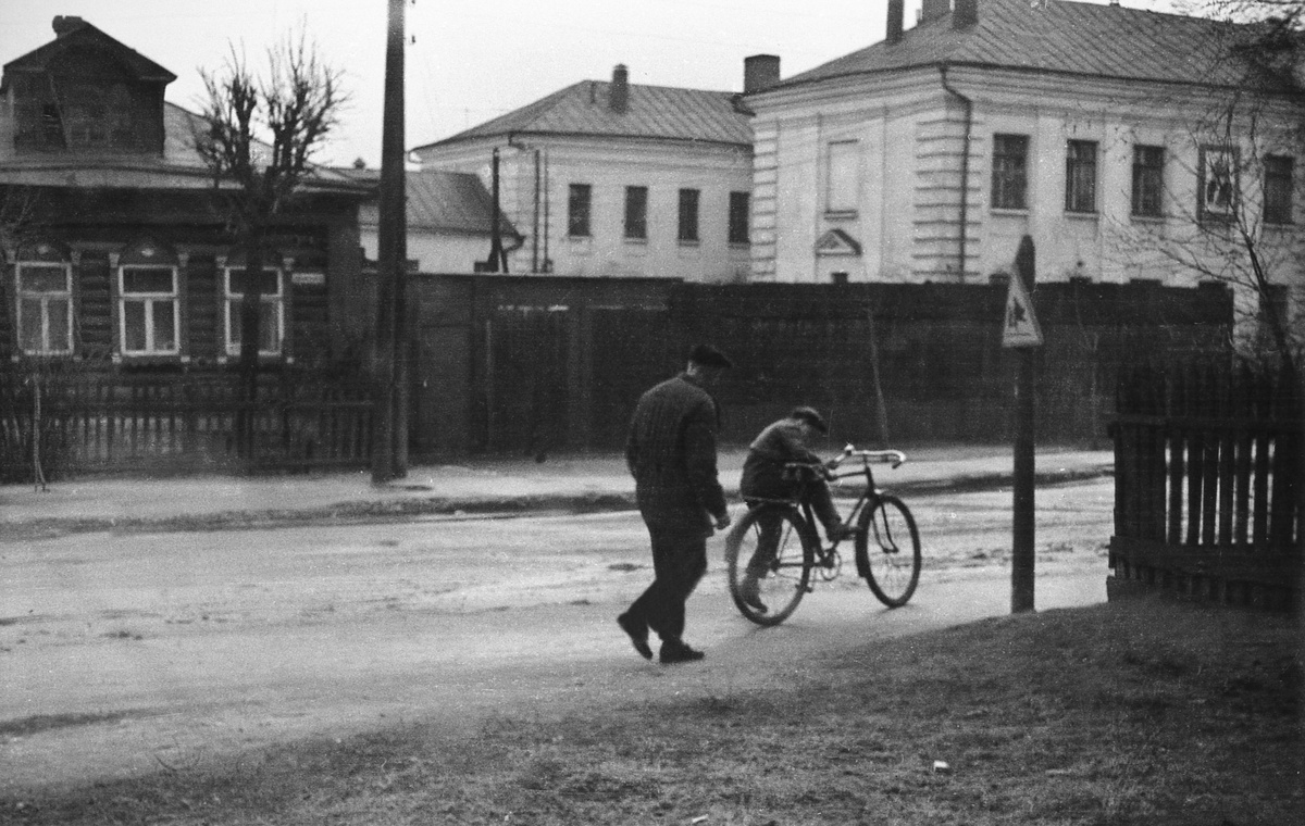 Вид из нашего окна на среднюю школу №2.