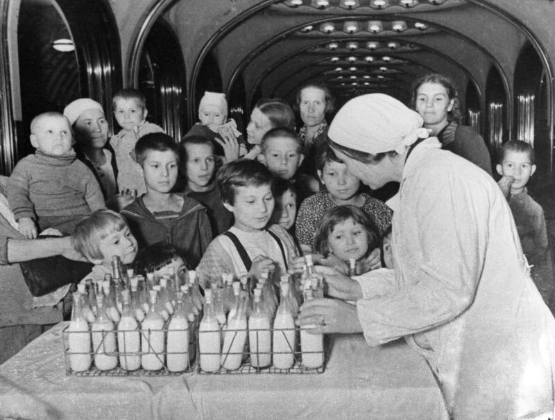 В московском метро, на станции «Маяковская», идет раздача молока детям.
Время съемки: январь 1942
Автор: Аркадий Шайхет
Источник: waralbum.ru
