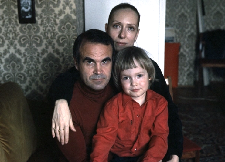 на фото Иван Панфилов с родителями