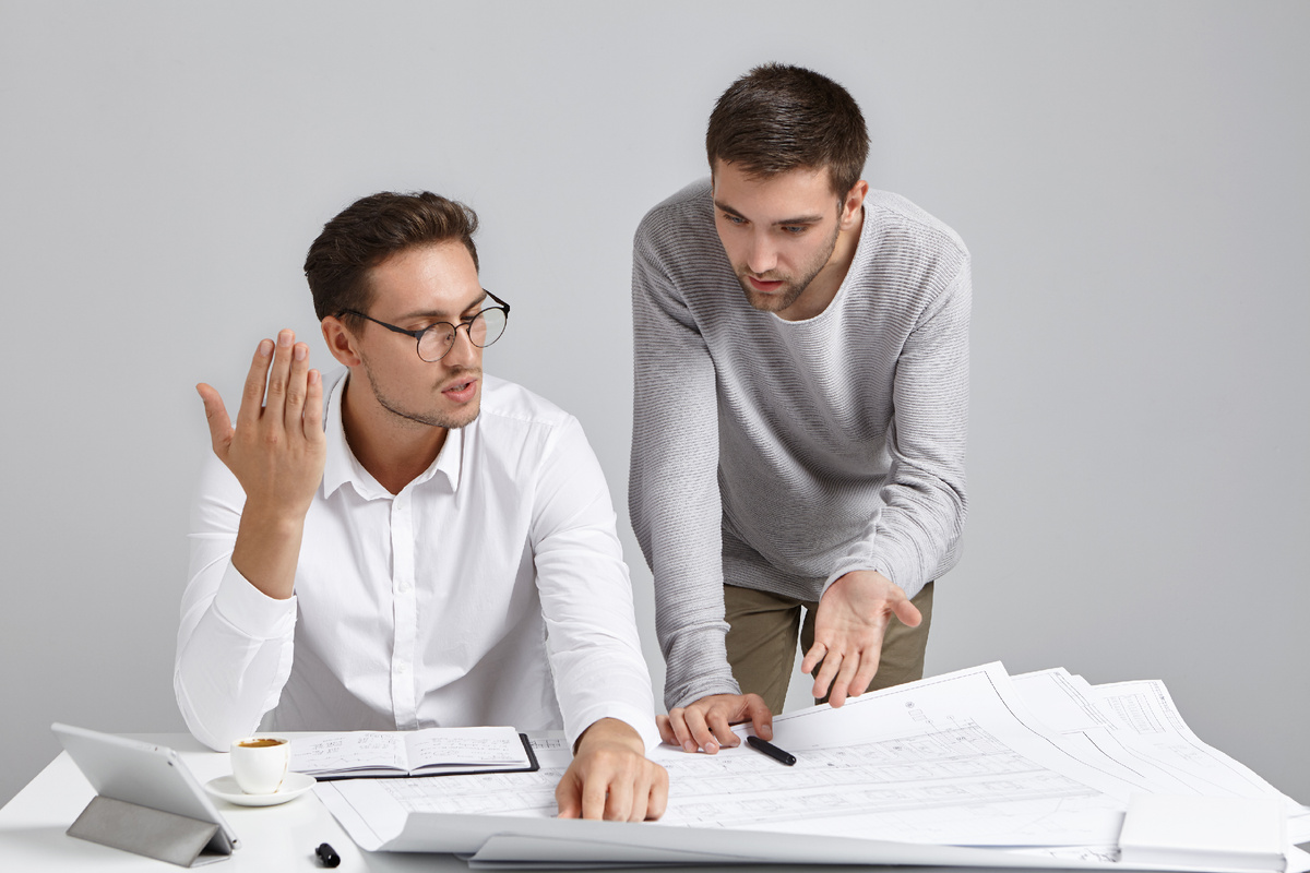 Источник: https://www.magnific.com/free-photo/male-coworkers-doing-paperwork_10041067.htm#fromView=search&page=3&position=46&uuid=dfdd909e-9441-4671-890b-c0830a8fe7a1&query=construction+schedule+vs+reality">Image by wayhomestudio on Magnific