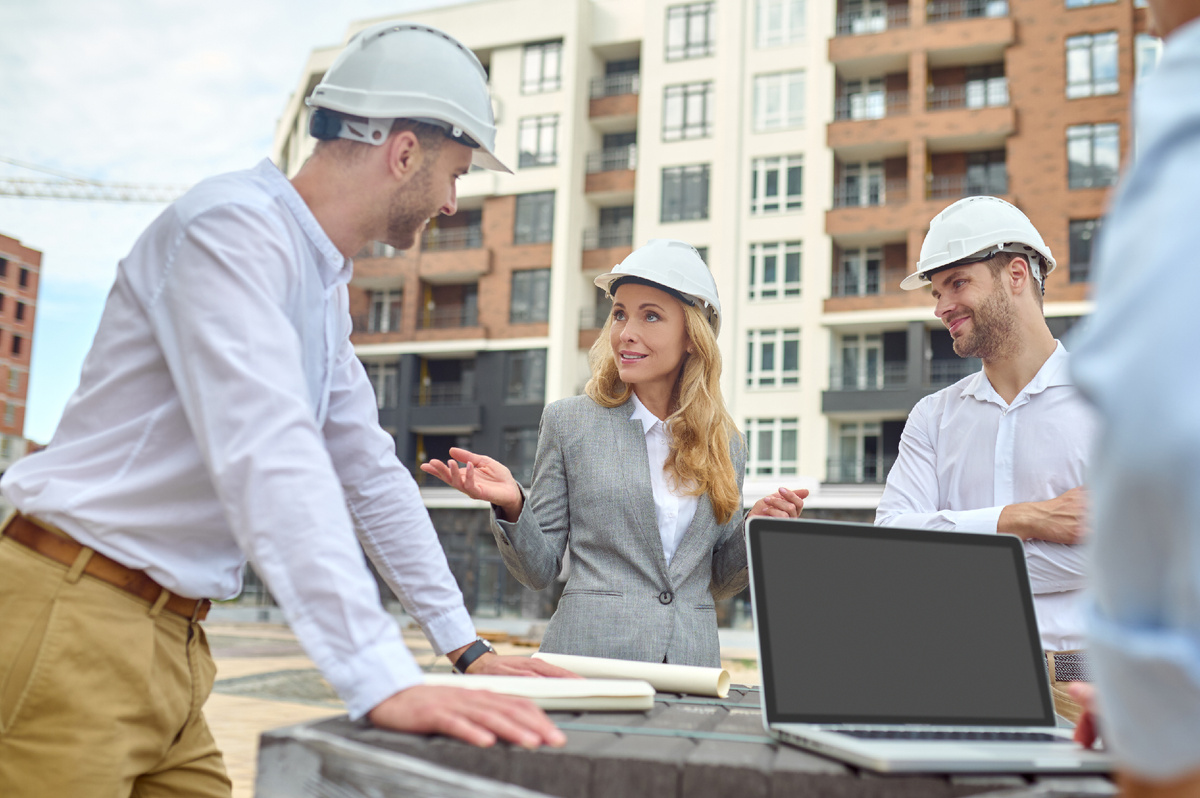 Источник: https://www.magnific.com/free-photo/elegant-building-supervisor-talking-builders-outside_31298085.htm#fromView=search&page=1&position=2&uuid=833d2884-0b2a-4e4f-ae0f-b5d3a30e4a66&query=construction+manager+meeting+on+site">Image by zinkevych on Magnific