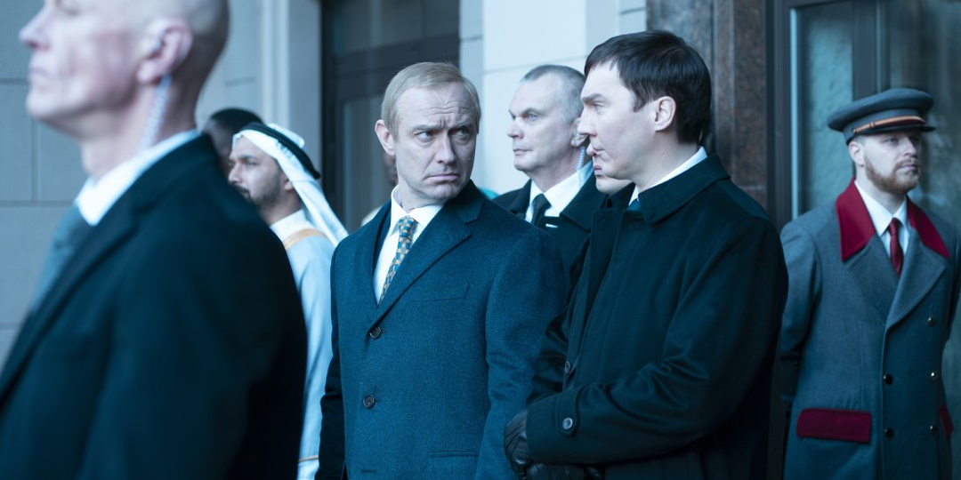 Скука, клюква и Джуд Лоу с британским акцентом: почему «Кремлевского волшебника» лучше не смотреть (или смотреть, чтобы поржать)