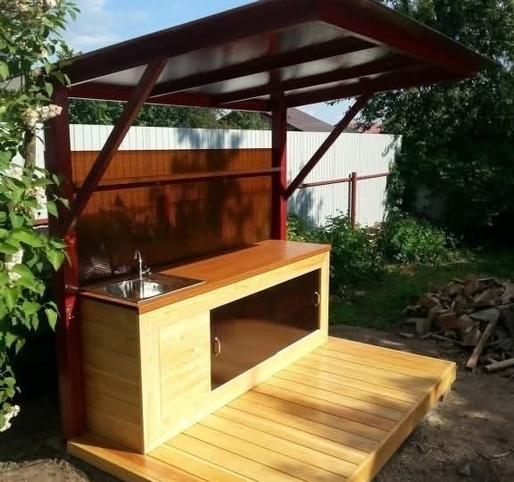Летняя кухня из лиственницы и поликарбоната