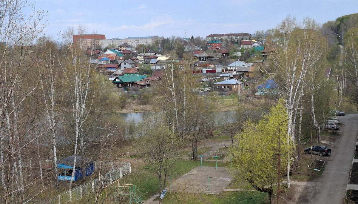 Легкая зеленая вуаль на березках. Вид из окна на речку и двор.