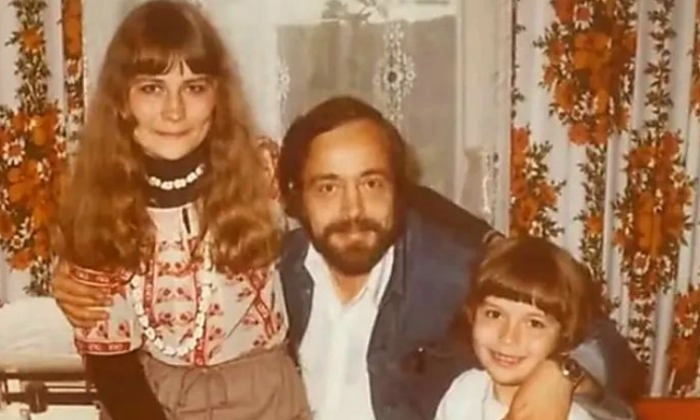 Екатерина Семенова в детстве с родителями.