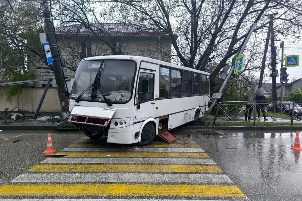    Водитель автобуса в Симферополе врезался в остановку. Фото: прокуратура Республики Крым
