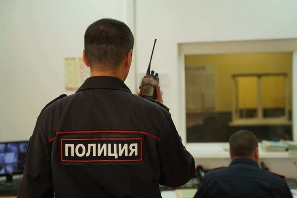    Компания молодых людей справляла нужду на газон, а в ответ брызнули перцем в лицо.