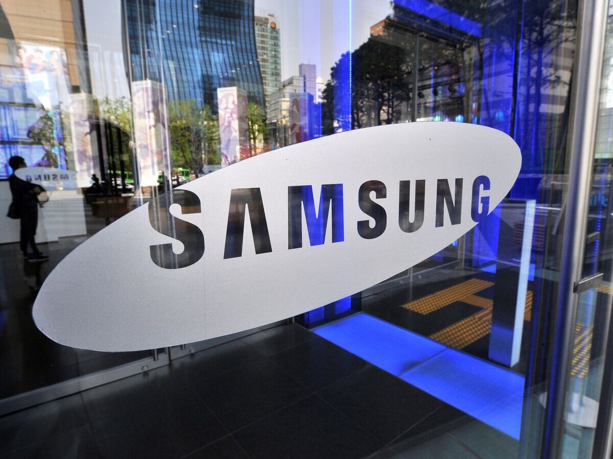    Логотип компании Samsung на двери своего офиса в Сеуле© AFP / Jung Yeon-Je