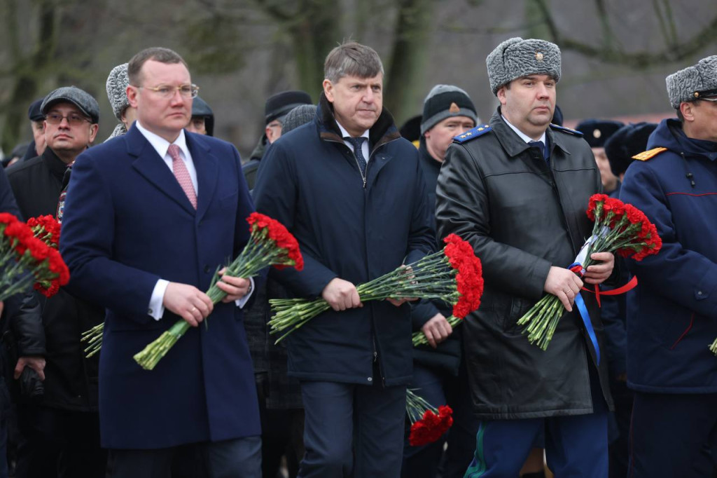 Прокурор Калининградской области Максим Попов справа, спикер заксобрания Андрей Кропоткин в центре. Фото: epp.genproc.gov.ru