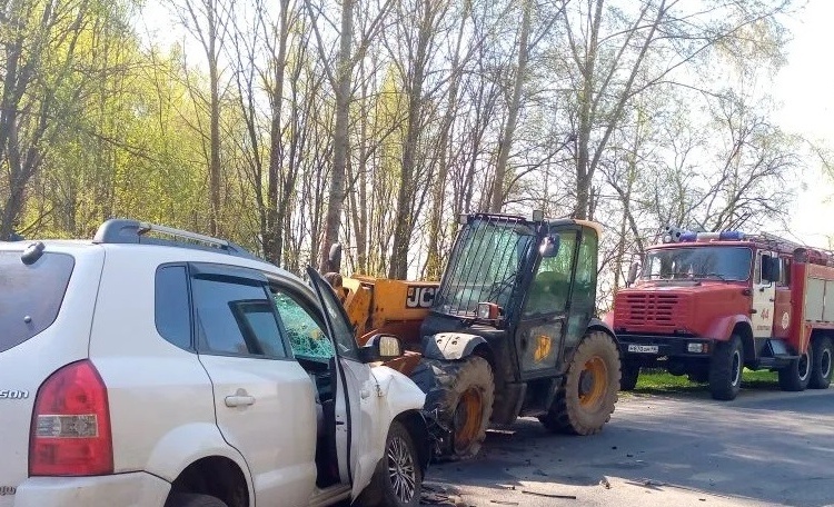     В Курской области пенсионер погиб в жестком ДТП с погрузчиком