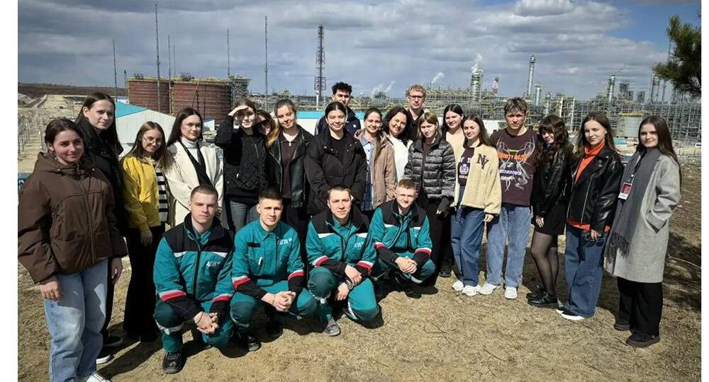 За будущее и образование: Администрация Свободного и АГХК привлекают учителей в город