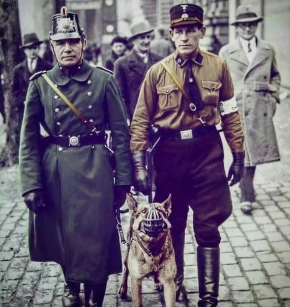 Полицейский с собакой, штурмовик и агенты "гестапо", Германия 1930-е годы. фото из rg.ru