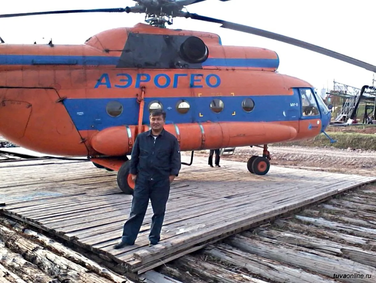 За штурвалом находился Адар-оол Норбу – один из самых уважаемых лётчиков Тувы, который участвовал в опаснейшей спасательной операции по эвакуации подростков, попавших под лавину. Фото: tuvaonline.ru