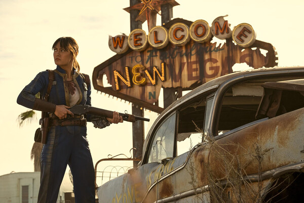 «Фоллаут» (Fallout) — 2 сезон, созд. Дженива Робертсон-Дуорет, Грэм Вагнер, Лиза Джой и Джонатан Нолан 
 
 Где и когда смотреть: на Amazon Prime Video — с 17 декабря    
 
 Продолжение сериальной адаптации постапокалиптических видеоигр от авторов «Мира Дикого Запада» Лизы Джой и Джонатана Нолана. Действие шоу разворачивается в альтернативном мире, пережившем ядерную катастрофу. Через 200 лет после конца света девушка по имени Люси (Элла Пернелл из «Шершней») впервые в жизни покидает убежище и отправляется бороздить опасные земли Пустоши. / Amazon Prime Video   📷
