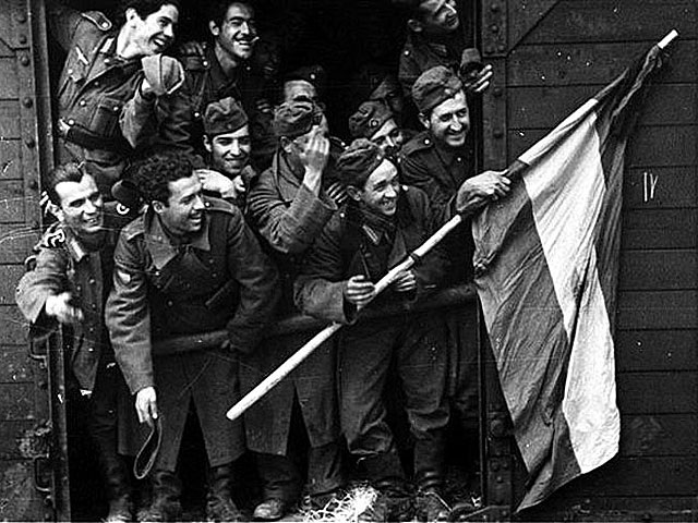 Добровольцы «Голубой дивизии» в поезде, направляющемся на Восточный фронт