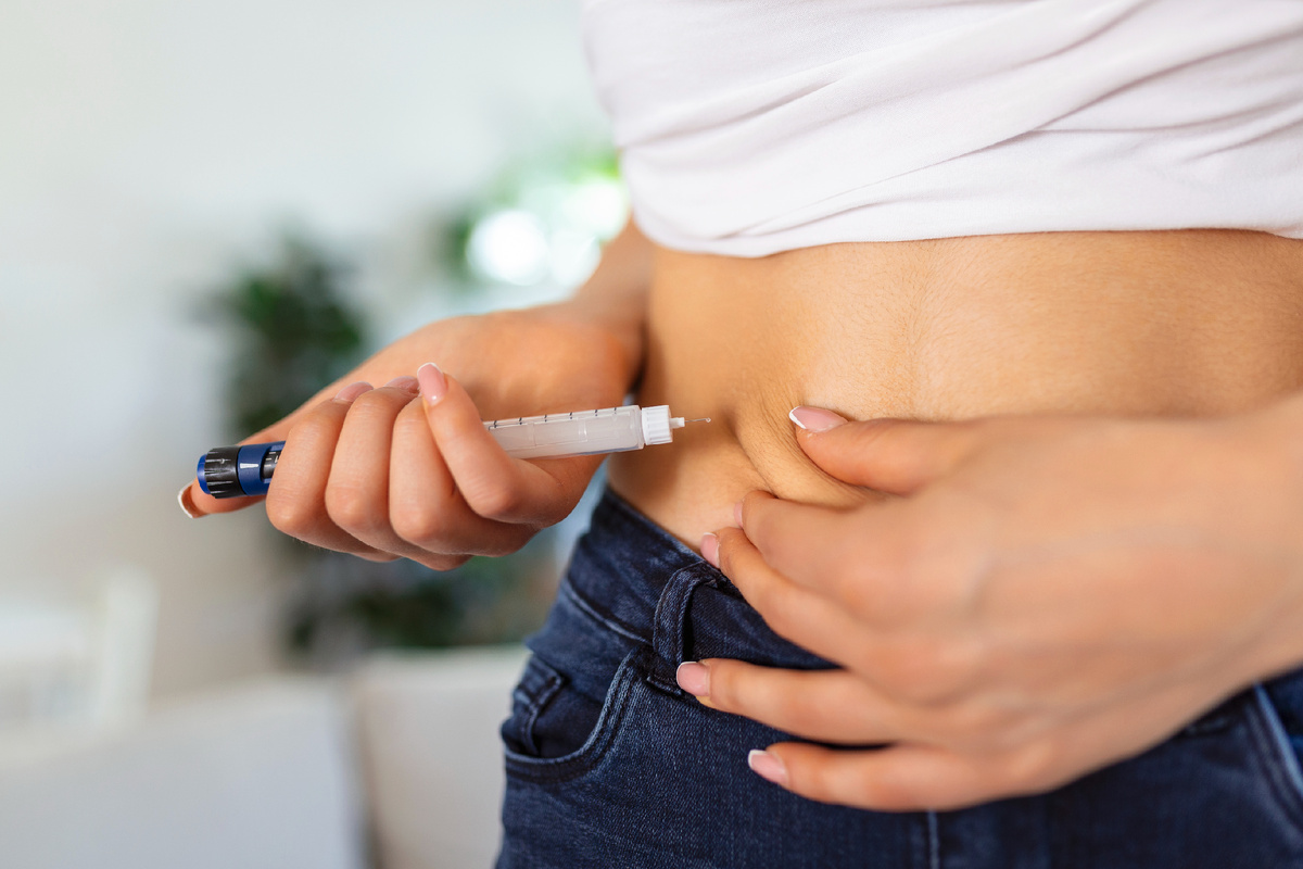 Фото: <a href="https://www.magnific.com/ru/free-photo/diabetic-patient-using-insulin-pen-making-insulin-injection-home-young-woman-control-diabetes-diabetic-lifestyle_28092615.htm#fromView=search&page=1&position=0&uuid=5783b2c8-e73a-4864-9c47-7a0cf9a2a9ce&query=%D0%BE%D0%B7%D0%B5%D0%BC%D0%BF%D0%B8%D0%BA">Изображение от stefamerpik на Magnific</a>