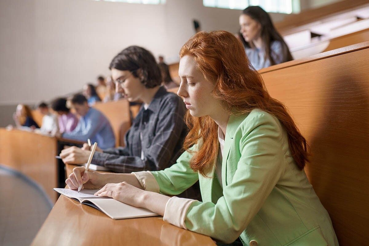 По результатам экзаменов в зачетку выставят оценки, после чего будут решать, начислять ли стипендию и допускать ли к дальнейшему обучению. Источник: VisualBricks / Shutterstock / FOTODOM📷
